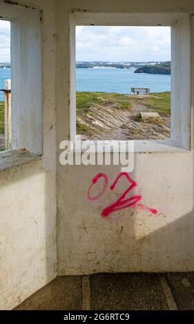 Brutto graffiti spruzzati sulle pareti interne della vecchia stazione di osservazione della guardia costiera sulla cima di Towan Head a Newquay in Cornovaglia. Foto Stock