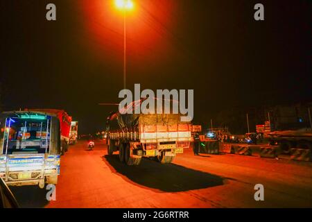 DHULAGORI , HOWRAH, BENGALA OCCIDENTALE / INDIA - 18 MARZO 2018 : i camion stanno passando attraverso il casello di Dhulagori plaza di notte - immagine editoriale di stock. Foto Stock