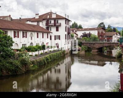 Vista dal ponte Saint Jean Pied de Port, Aquitania Foto Stock