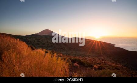 Paesaggio con il vulcano Pico de Teide sopra le nuvole al bellissimo tramonto. Tenerife, Isole Canarie, Spagna. Foto Stock