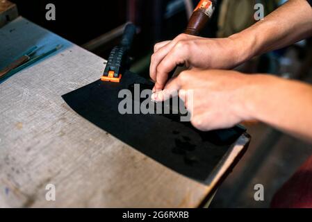 Donna lustra non riconosciuta in officina tradizionale Foto Stock
