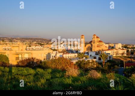 Paphos, Cipro - 10 gennaio 2020: Chiesa di Agioi Anargyroi a Paphos, Cipro e vista sulla città Foto Stock