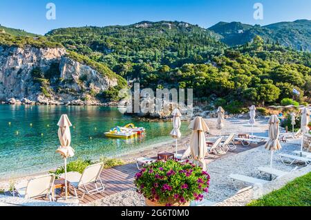 Corfù, Grecia. Spiaggia di Agios Petros nel villaggio di Paleokastritsa. Foto Stock