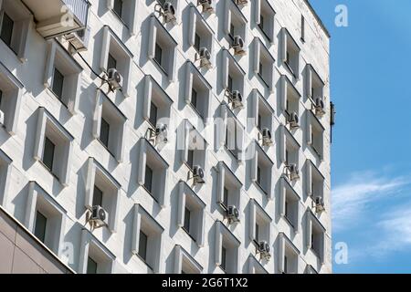 Vecchia architettura sovietica. Sfondo dalle finestre dell'edificio e dai sistemi divisi Foto Stock