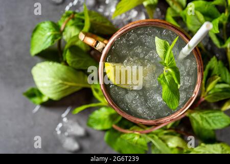 Moscow mule cocktail nella tazza di rame con lime e lo zenzero birra, vodka e menta guarnire Foto Stock