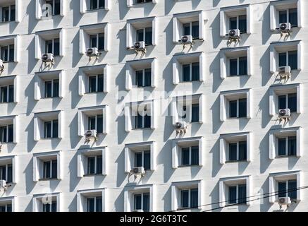 Vecchia architettura sovietica. Sfondo dalle finestre dell'edificio e dai sistemi divisi Foto Stock