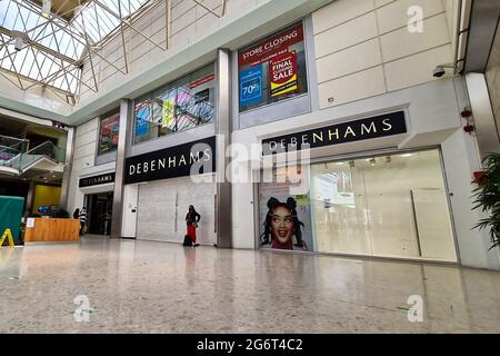 Il negozio Debenhams che ha chiuso per l'ultima volta a Swansea, Galles, Regno Unito. Sabato 15 maggio 2021 Foto Stock