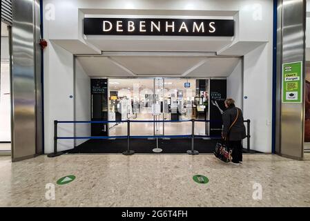 Il negozio Debenhams che ha chiuso per l'ultima volta a Swansea, Galles, Regno Unito. Sabato 15 maggio 2021 Foto Stock