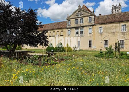 BOURG-EN-BRESSE, FRANCIA, 29 giugno 2021 : Giardini del Monastero reale di Brou Foto Stock