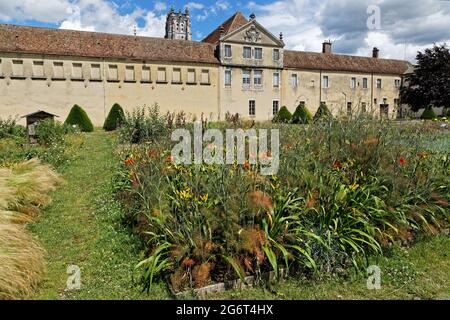 BOURG-EN-BRESSE, FRANCIA, 29 giugno 2021 : Giardini del Monastero reale di Brou Foto Stock