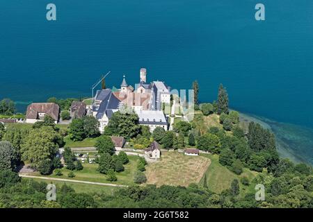 AIX-LES-BAINS, FRANCIA, 4 giugno 2021 : Vista esterna dell'abbazia di Hautecombe sulla riva del lago Bourget Foto Stock