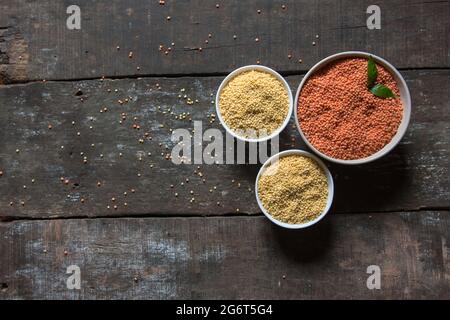 Vista dall'alto dello sfondo di lenticchie rosse e gialle. Moong e masoor dal, rispettivamente denominate lenticchie gialle e rosse. Foto Stock