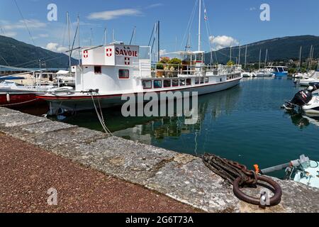 AIX-LES-BAINS, FRANCIA, 4 giugno 2021 : Barche nel porto di Aix-les-Bains sulle acque blu del lago Bourget. Foto Stock