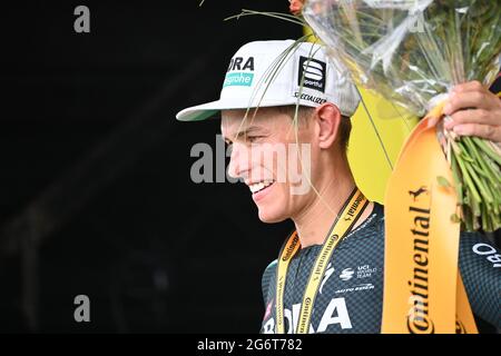 Il tedesco Nils Politt di Bora-Hansgrohe festeggia sul podio dopo aver vinto la tappa 12 della 108a edizione della gara ciclistica Tour de France, 159,4 km Foto Stock