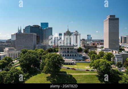 Vista aerea del drone del palazzo del campidoglio del Tennessee a Nashville con il quartiere degli affari Foto Stock