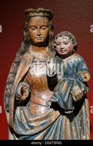 BOURG-EN-BRESSE, FRANCIA, 29 giugno 2021 : Antica statua della Vergine Maria e del Bambino nel Monastero reale di Brou Foto Stock