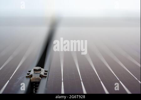 Supporto laterale montato tra pannelli solari su una nuova installazione su un tetto residenziale Foto Stock