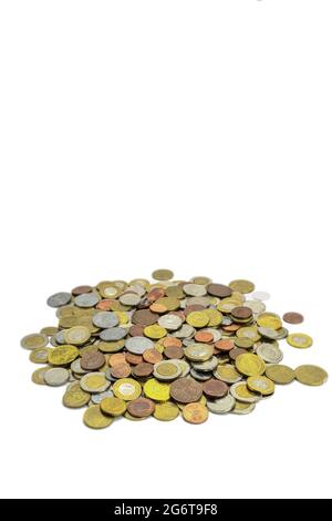 Monete di paesi diversi e denominazioni diverse su sfondo bianco. Primo piano monete europee e americane di paesi diversi. Backgroun Foto Stock