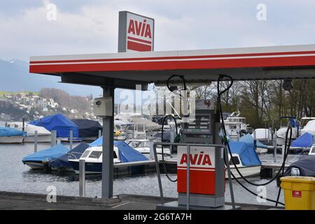 Lucerna, Svizzera 04 17 2021: Stazione di rifornimento di carburante della compagnia Avia nel porto turistico della città di Lucerna, situato sul lago di Lucerna con yacht. Foto Stock