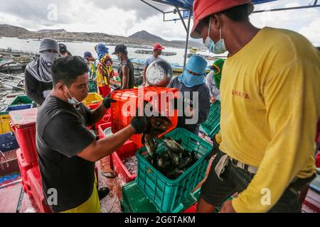 Batangas. 8 luglio 2021. I pescatori raccolgono i pesci della tilapia vicino all'isola del vulcano Taal nella provincia di Batangas, nelle Filippine, l'8 luglio 2021. Credit: Rouelle Umali/Xinhua/Alamy Live News Foto Stock