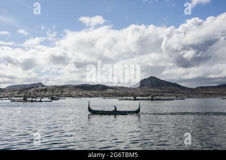 Batangas. 8 luglio 2021. I pescatori si preparano a pescare vicino all'isola del vulcano Taal nella provincia di Batangas, nelle Filippine, l'8 luglio 2021. Credit: Rouelle Umali/Xinhua/Alamy Live News Foto Stock