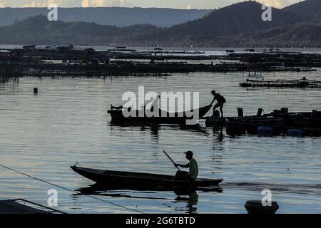 Batangas. 8 luglio 2021. I pescatori si preparano a pescare vicino all'isola del vulcano Taal nella provincia di Batangas, nelle Filippine, l'8 luglio 2021. Credit: Rouelle Umali/Xinhua/Alamy Live News Foto Stock