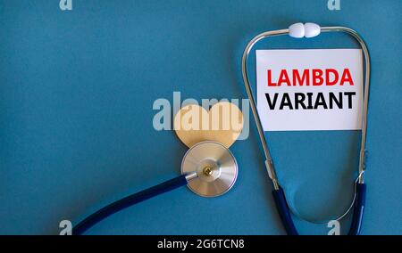 Simbolo di deformazione variante lambda Covid-19. Scheda bianca, parole variante lambda, stetoscopio, sfondo blu. Cuore di legno. Variante medica e covid-19 lambda Foto Stock