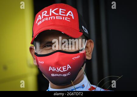 Il colombiano Nairo Quintana del Team Arkea Samsic festeggia sul podio nella maglia rossa polka-dot per il miglior scalatore dopo la tappa 12 della 108a edizione Foto Stock