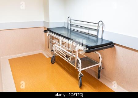 Letto di emergenza parcheggiato presso il reparto ospedaliero per uso di emergenza Foto Stock