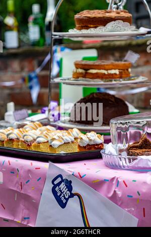 Thelwall, Cheshire, Regno Unito. 8 luglio 2021. La Charity degli ospedali Warrington e Halton ha tenuto un "Big Tea" presso il Pickering Arms di Thelwall, Cheshire per celebrare il 73° compleanno dell'NHS. Data immagine: Lunedì 08 luglio 2021. Credit: John Hopkins/Alamy Live News Foto Stock