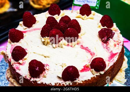 Thelwall, Cheshire, Regno Unito. 8 luglio 2021. La Charity degli ospedali Warrington e Halton ha tenuto un "Big Tea" presso il Pickering Arms di Thelwall, Cheshire per celebrare il 73° compleanno dell'NHS. Data immagine: Lunedì 08 luglio 2021. Credit: John Hopkins/Alamy Live News Foto Stock