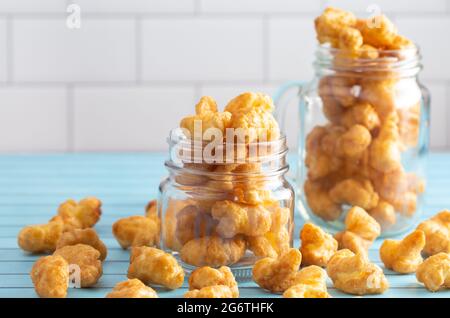 Popcorn di mais al caramello Puff in vasetti di vetro Foto Stock