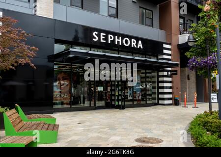 Kirkland, WA USA - circa luglio 2021: Vista sulla strada di un negozio di bellezza e trucco Sephora nella zona commerciale del lago Totem. Foto Stock