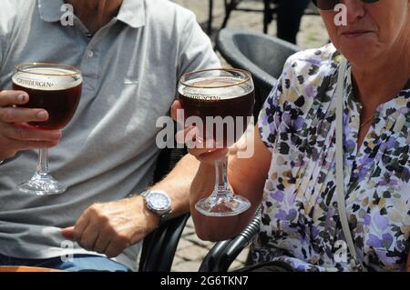 Copenaghen, Danimarca. 08 luglio 2021, Denes jazz audiance Godetevi bere Grimbergen dark beerin danese luglio estate birra belga importata è stata servita a. Foto Stock