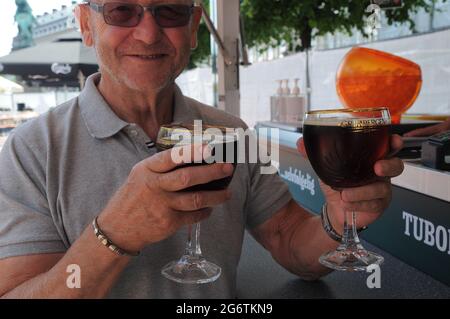 Copenaghen, Danimarca. 08 luglio 2021, Denes jazz audiance Godetevi bere Grimbergen dark beerin danese luglio estate birra belga importata è stata servita a. Foto Stock