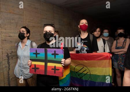 Varsavia, Varsavia, Polonia. 8 luglio 2021. I manifestanti hanno cartelloni e bandiere arcobaleno durante un raduno per mostrare solidarietà con la comunità LGBT georgiana l'8 luglio 2021 a Varsavia, Polonia. Circa un centinaio di persone si sono radunate accanto all'ambasciata della Georgia per mostrare solidarietà alla comunità georgiana LGBT dopo un appello alla sfilata dell'orgoglio di Tbilisi a causa della violenza di gruppi contrari all'evento che ha colpito il loro ufficio e ha preso di mira i suoi partecipanti e giornalisti nella capitale Tbilisi. Credit: Aleksander Kalka/ZUMA Wire/Alamy Live News Foto Stock