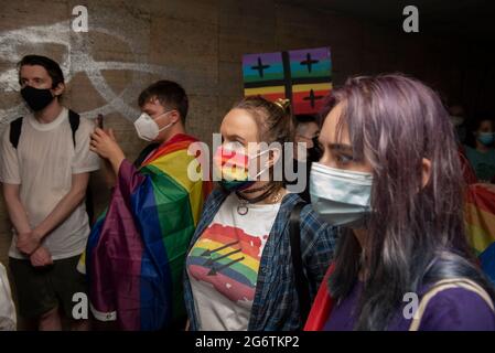 Varsavia, Varsavia, Polonia. 8 luglio 2021. I manifestanti hanno cartelloni e bandiere arcobaleno durante un raduno per mostrare solidarietà con la comunità LGBT georgiana l'8 luglio 2021 a Varsavia, Polonia. Circa un centinaio di persone si sono radunate accanto all'ambasciata della Georgia per mostrare solidarietà alla comunità georgiana LGBT dopo un appello alla sfilata dell'orgoglio di Tbilisi a causa della violenza di gruppi contrari all'evento che ha colpito il loro ufficio e ha preso di mira i suoi partecipanti e giornalisti nella capitale Tbilisi. Credit: Aleksander Kalka/ZUMA Wire/Alamy Live News Foto Stock