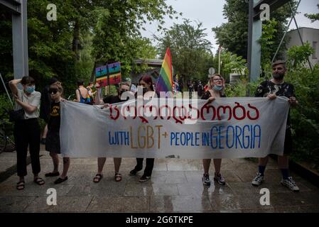 Varsavia, Varsavia, Polonia. 8 luglio 2021. Gli attivisti LGBT hanno un banner accanto all'ambasciata georgiana l'8 luglio 2021 a Varsavia, Polonia. Circa un centinaio di persone si sono radunate accanto all'ambasciata della Georgia per mostrare solidarietà alla comunità georgiana LGBT dopo un appello alla sfilata dell'orgoglio di Tbilisi a causa della violenza di gruppi contrari all'evento che ha colpito il loro ufficio e ha preso di mira i suoi partecipanti e giornalisti nella capitale Tbilisi. Credit: Aleksander Kalka/ZUMA Wire/Alamy Live News Foto Stock