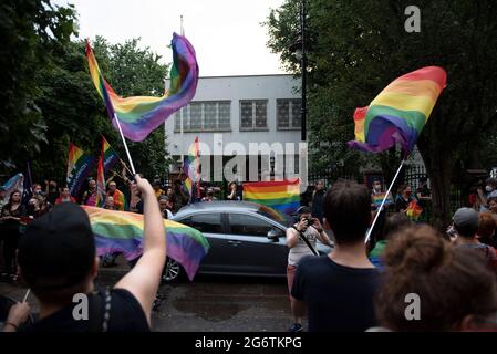 Varsavia, Varsavia, Polonia. 8 luglio 2021. I dimostranti fanno onda di bandiere arcobaleno accanto all'ambasciata georgiana l'8 luglio 2021 a Varsavia, Polonia. Circa un centinaio di persone si sono radunate accanto all'ambasciata della Georgia per mostrare solidarietà alla comunità georgiana LGBT dopo un appello alla sfilata dell'orgoglio di Tbilisi a causa della violenza di gruppi contrari all'evento che ha colpito il loro ufficio e ha preso di mira i suoi partecipanti e giornalisti nella capitale Tbilisi. Credit: Aleksander Kalka/ZUMA Wire/Alamy Live News Foto Stock