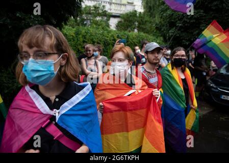 Varsavia, Varsavia, Polonia. 8 luglio 2021. I membri della comunità LGBT sono visti avvolti in bandiere arcobaleno accanto all'ambasciata georgiana l'8 luglio 2021 a Varsavia, Polonia. Circa un centinaio di persone si sono radunate accanto all'ambasciata della Georgia per mostrare solidarietà alla comunità georgiana LGBT dopo un appello alla sfilata dell'orgoglio di Tbilisi a causa della violenza di gruppi contrari all'evento che ha colpito il loro ufficio e ha preso di mira i suoi partecipanti e giornalisti nella capitale Tbilisi. Credit: Aleksander Kalka/ZUMA Wire/Alamy Live News Foto Stock