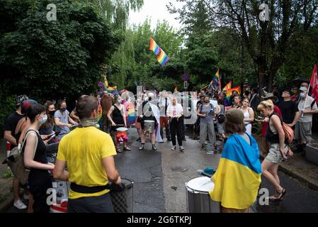 Varsavia, Varsavia, Polonia. 8 luglio 2021. Un gruppo musicale chiamato Samba sostiene i dimostranti durante un raduno in solidarietà con la comunità LGBT georgiana di fronte all'ambasciata georgiana l'8 luglio 2021 a Varsavia, Polonia. Circa un centinaio di persone si sono radunate accanto all'ambasciata della Georgia per mostrare solidarietà alla comunità georgiana LGBT dopo un appello alla sfilata dell'orgoglio di Tbilisi a causa della violenza di gruppi contrari all'evento che ha colpito il loro ufficio e ha preso di mira i suoi partecipanti e giornalisti nella capitale Tbilisi. Credit: Aleksander Kalka/ZUMA Wire/Alamy Live News Foto Stock