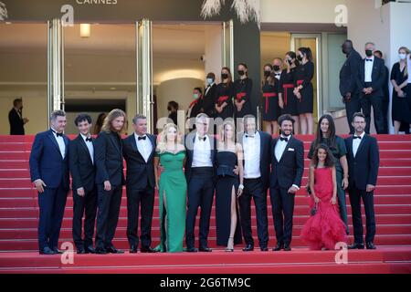 Cannes, Francia. 8 luglio 2021. 74a Cannes Film Festival 2021, Red Carpet film : ‘Stillwater' - nella foto: Idir Azougli, Moussa Maaskri, Lilou Siauvaud, Camille Cottin, Matt Damon, direttore Tom McCarthy, Abigail Breslin e Gregory di Miglio Credit: Agenzia indipendente di Foto/Alamy Live News Foto Stock