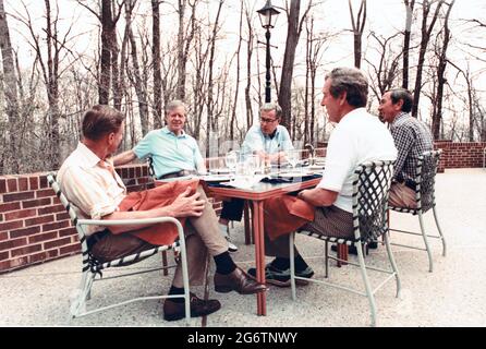 Il presidente degli Stati Uniti Jimmy carter, seconda a sinistra, incontra, da sinistra a destra: DR. Zbigniew Brzezinski, CONSULENTE PER la sicurezza nazionale DEGLI STATI UNITI, Harold Brown, Segretario di Stato USA, Warren Christopher; E il Segretario di Stato americano designato Edmund S. Muskie durante un pranzo di lavoro a Camp David, il ritiro presidenziale vicino Thurmont, Maryland il Sabato, 3 maggio 1980.credito obbligatorio: Karl H. Schumacher / Casa Bianca via CNP / MediaPunch Foto Stock