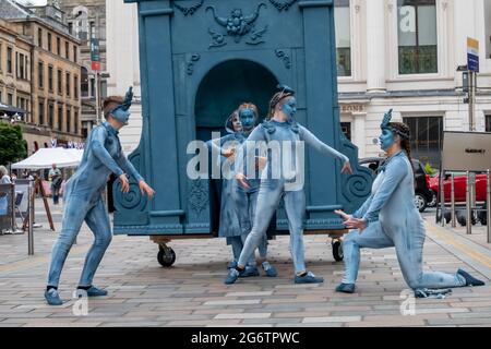 Glasgow, Scozia, Regno Unito. 8 luglio 2021. Artisti durante il Carnevale di apertura del Merchant City Festival. Credito: SKULLY/Alamy Live News Foto Stock