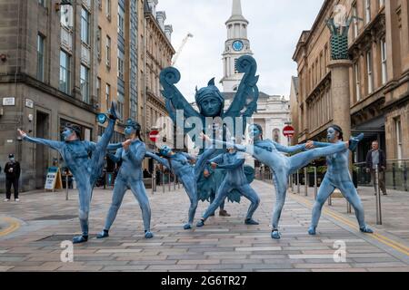 Glasgow, Scozia, Regno Unito. 8 luglio 2021. Artisti durante il Carnevale di apertura del Merchant City Festival. Credito: SKULLY/Alamy Live News Foto Stock