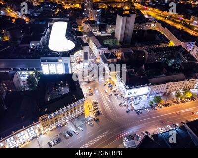 Kharkiv, Ucraina - 21 maggio 2021: Evento di apertura del centro commerciale Nikolsky. Luci notturne illuminate vista panoramica aerea della città. Centro città vicino a Konstytuts Foto Stock