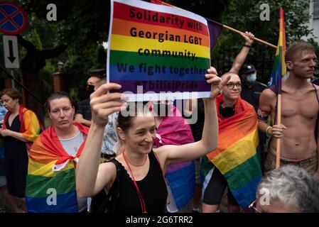 Varsavia, Varsavia, Polonia. 8 luglio 2021. Un dimostratore tiene un cartello accanto all'ambasciata georgiana l'8 luglio 2021 a Varsavia, Polonia. Circa un centinaio di persone si sono radunate accanto all'ambasciata della Georgia per mostrare solidarietà alla comunità georgiana LGBT dopo un appello alla sfilata dell'orgoglio di Tbilisi a causa della violenza di gruppi contrari all'evento che ha colpito il loro ufficio e ha preso di mira i suoi partecipanti e giornalisti nella capitale Tbilisi. Credit: Aleksander Kalka/ZUMA Wire/Alamy Live News Foto Stock