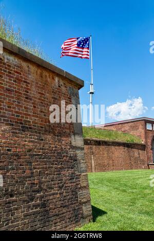 La bandiera americana a 15 stelle/strisce vola sopra l'ingresso di Fort McHenry. Foto Stock