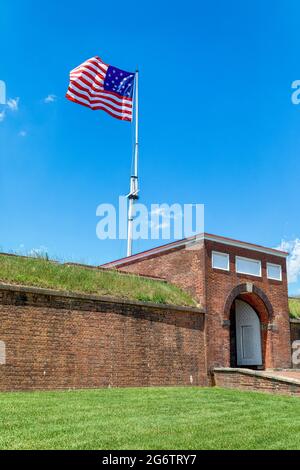 La bandiera americana a 15 stelle/strisce vola sopra l'ingresso di Fort McHenry. Foto Stock
