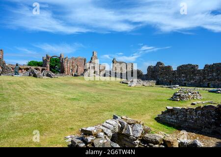 Le rovine della medievale Lindisfarne Priory, Isola Santa, Northumberland, England, Regno Unito Foto Stock